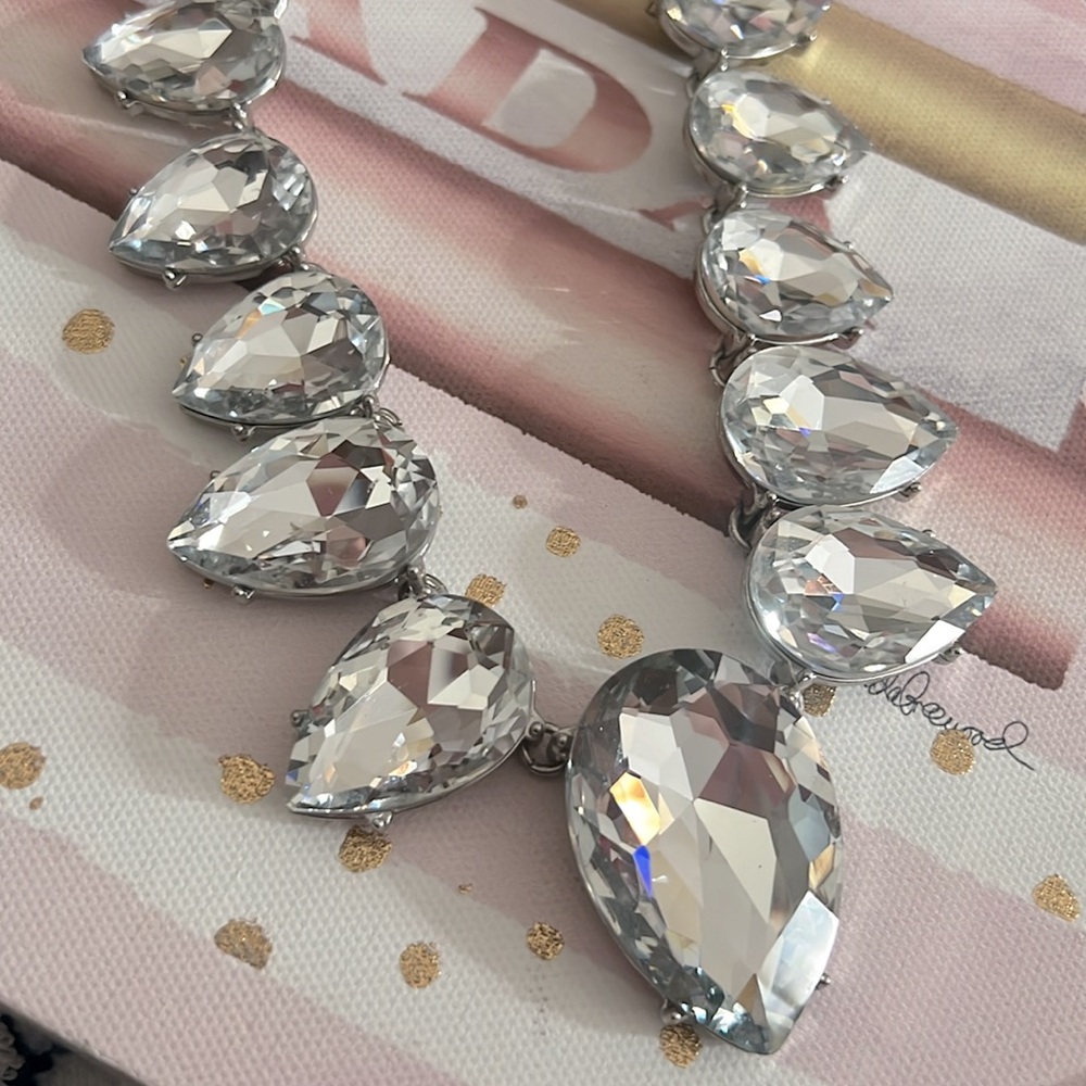 LARGE GORGEOUS CRYSTAL STATEMENT NECKLACE